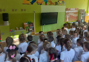 Dzieci wspólnie śpiewają hymn Polski