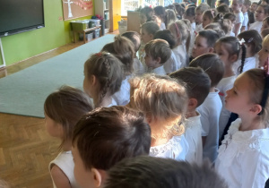 Dzieci wspólnie śpiewają hymn Polski