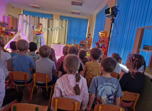 Dzieci oglądają przedstawienie