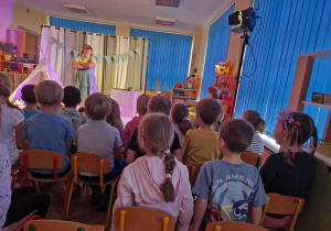 Dzieci oglądają przedstawienie