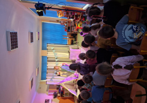 Dzieci oglądają przedstawienie