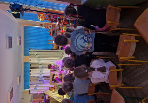 Dzieci oglądają przedstawienie