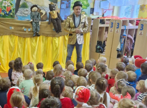 Dzieci oglądają przedstawienie