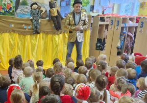 Dzieci oglądają przedstawienie