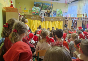 Dzieci oglądają przedstawienie