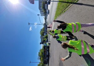 Dzieci przechodzą przez ulicę po pasach