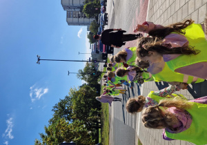 Dzieci parami przechodzą przez ulicę