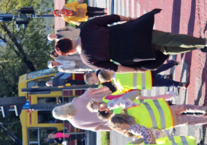 Dzieci parami przechodzą przez ulicę