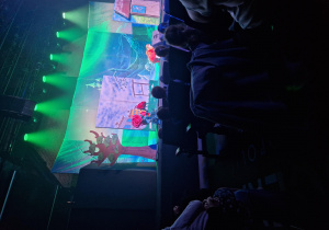 Dzieci oglądają przedstawienie