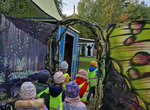 Dzieci przechodzą parami magicznym przejściem