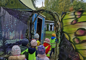 Dzieci przechodzą parami magicznym przejściem