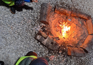 Dzieci pieką pianki nad ogniskiem