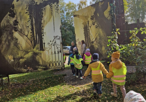 Dzieci parami przechodzą przez bramę Malinowego Grodu