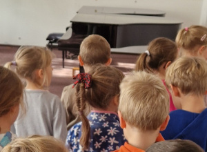 Dzieci poznają fortepian
