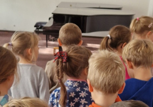 Dzieci poznają fortepian