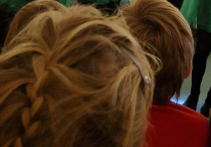 Dzieci oglądają przedstawienie o instrumentach muzycznych