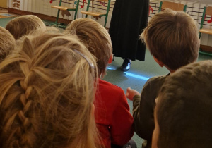 Dzieci słuchają gry na flecie