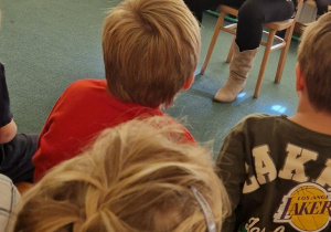 Dzieci poznają ciekawostki na temat akordeonu oraz słuchają jego dźwięków