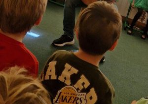 Dzieci słuchają gry na gitarze