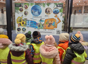 Dzieci oglądają mapę Orientarium