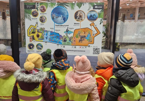 Dzieci oglądają mapę Orientarium
