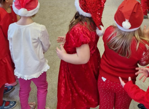 Dzieci tańczą do muzyki