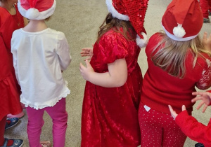 Dzieci tańczą do muzyki