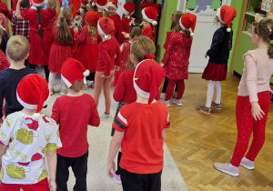 Dzieci tańczą do muzyki