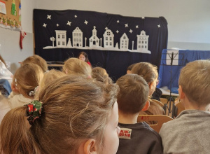 Dzieci oglądają przedstawienie