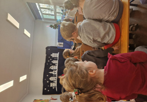 Dzieci oglądają przedstawienie