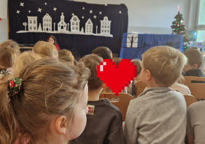 Dzieci oglądają przedstawienie