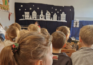 Dzieci oglądają przedstawienie