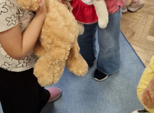 Dziewczynki tańczą z misiami