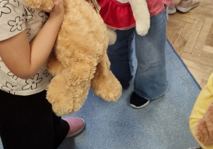 Dziewczynki tańczą z misiami