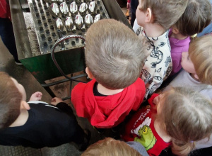 Dzieci obserwują proces srebrzenia bombek