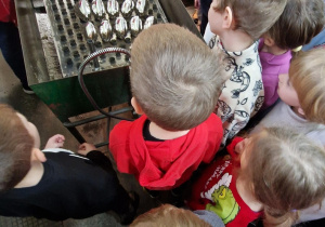 Dzieci obserwują proces srebrzenia bombek