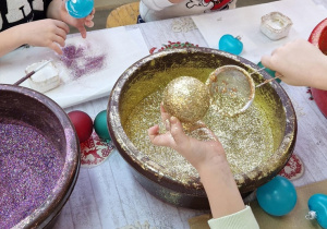 Dzieci samodzielnie ozdabiają bombki