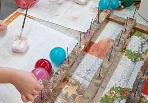 Dzieci samodzielnie ozdabiają bombki