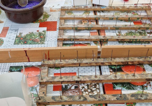 Dzieci samodzielnie ozdabiają bombki