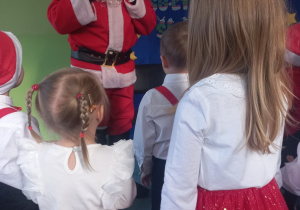 Dzieci rozmawiają z Mikołajem