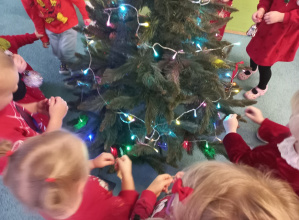 Dzieci ubierają choinkę