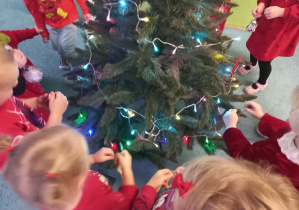 Dzieci ubierają choinkę