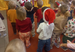 Dzieci słuchają Mikołaja