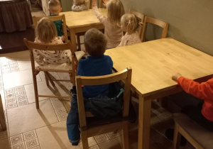 Dzieci czekają na rozpoczęcie przedstawienia