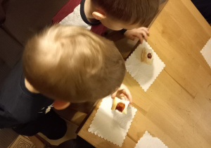 Dzieci jedzą ciasteczka