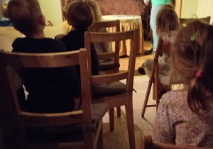 Dzieci słuchają o lalkach
