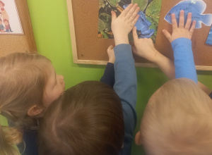 Dzieci dotykają niebieskie ilustracji