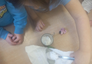 Dziewczynka sypie mąkę do szklanki