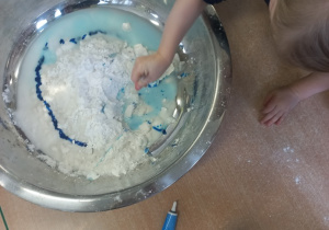 Dziewczynka miesza składniki w misce