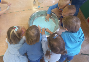 Dzieci bawią się cieczą nienewtonowską